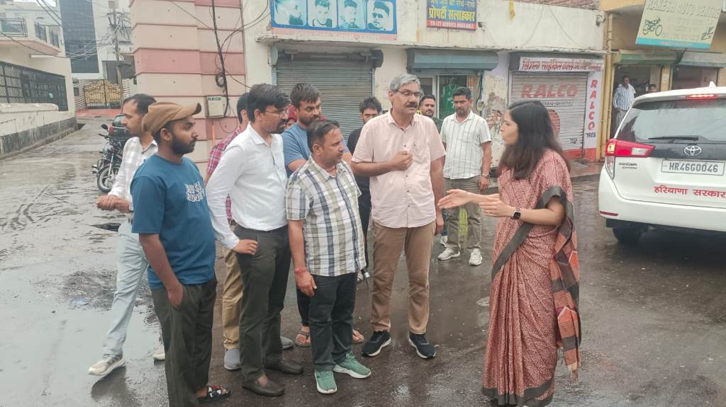 Municipal Commissioner Saloni Sharma takes to the field amidst heavy rain to review drainage arrangements